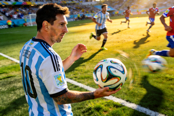 阿根廷球星梅西在比赛中观察局势准备送出致命一传的经典画面