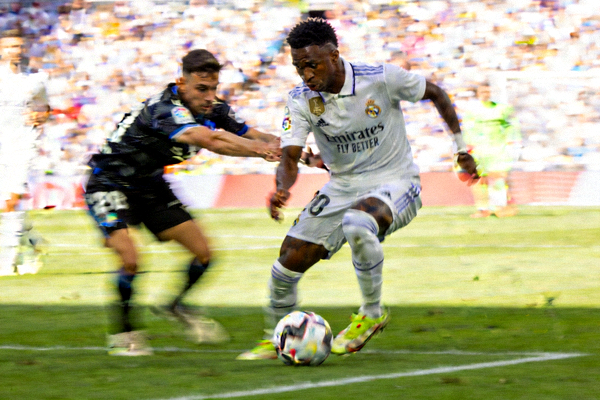 巴西边锋维尼修斯在边路利用华丽盘带过掉防守球员的精彩镜头