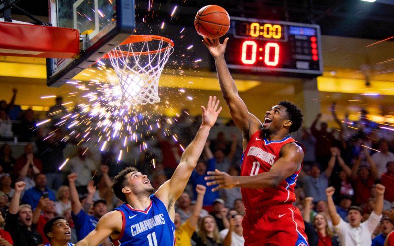 篮球世界杯比赛最后时刻球员投中压哨三分球，绝杀对手的激动场面