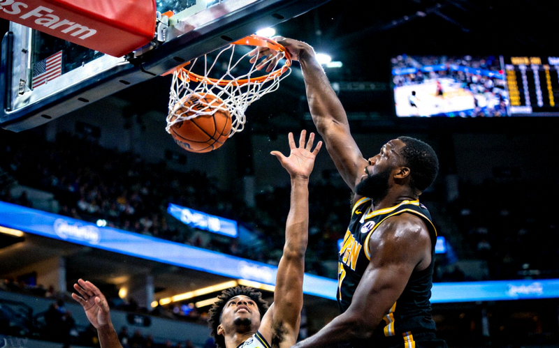 篮球世界杯比赛中锋送出精彩封盖，阻止对方必进上篮的防守瞬间