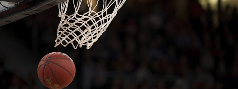 篮球世界杯比赛现场激烈对抗瞬间，球员扣篮精彩画面