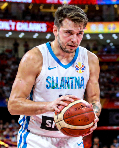 斯洛文尼亚篮球明星卢卡·东契奇在世界杯比赛中的肖像特写