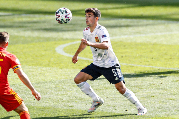 西班牙中场佩德里在比赛中从容摆脱防守并观察传球路线的瞬间