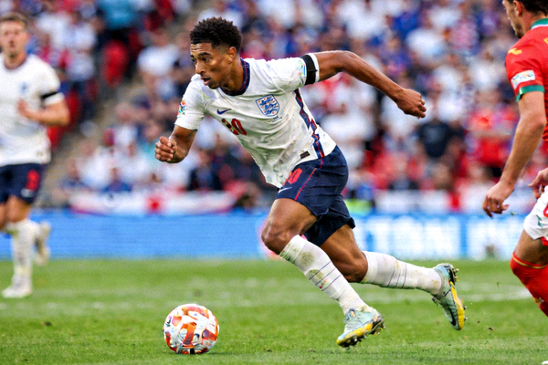 英格兰中场贝林厄姆在中场完成抢断后带球推进的英姿