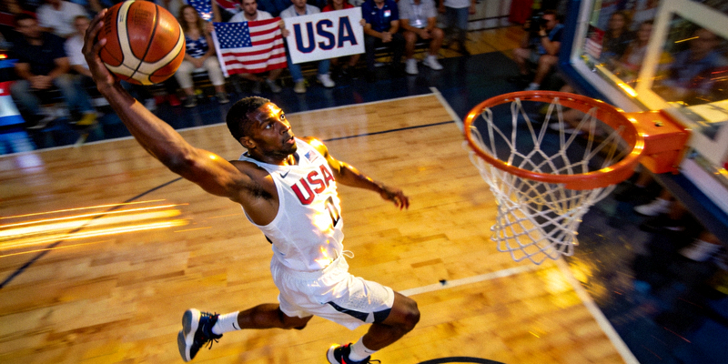 篮球世界杯美国队球星在比赛中突破上篮的精彩瞬间