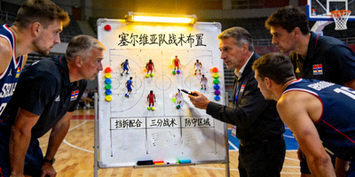 篮球世界杯教练团队战术分析 - 塞尔维亚队教练布置战术