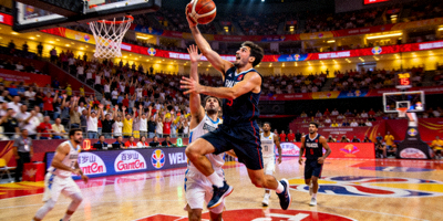 篮球世界杯激烈比赛现场 - 球员突破上篮瞬间